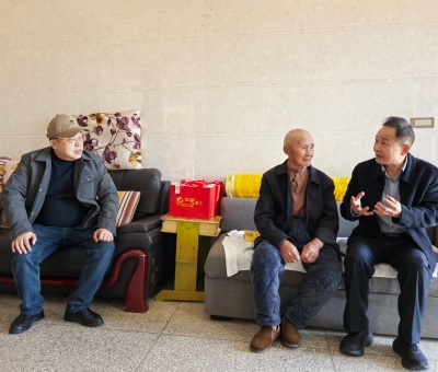 情暖烈屬！潘新華等愛心人士走訪慰問黃治仁烈士家屬